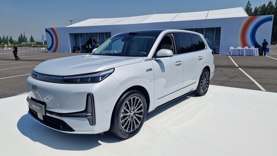 Флагманът на Geely е на „въздух“, 5,2 метра, 6 места и до 1500 км пробег