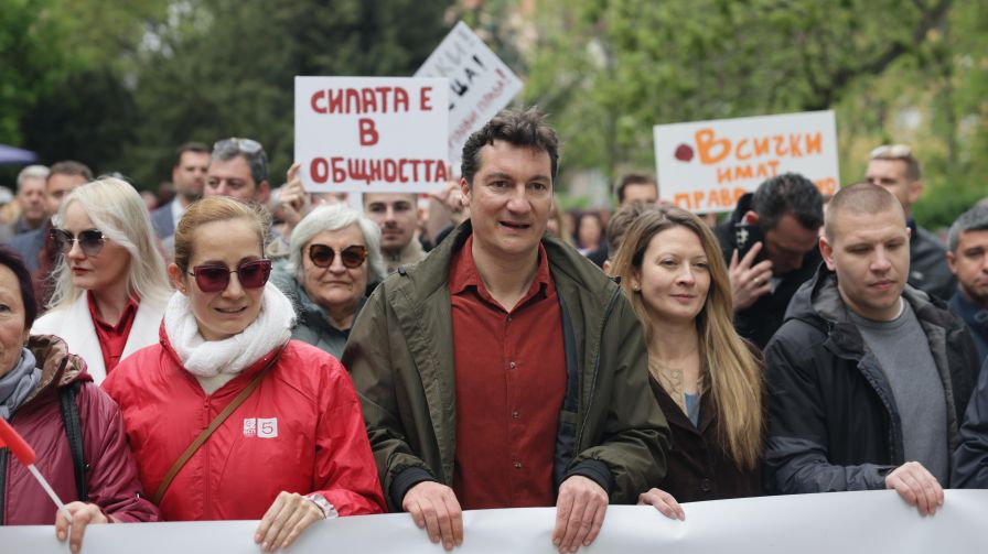 <p>БСП по традиция отбелязва Деня на труда с шествие. Сборният пункт беше на езерото &bdquo;Ариана&rdquo; в София и завърши на лятната сцена в Борисовата градина</p>