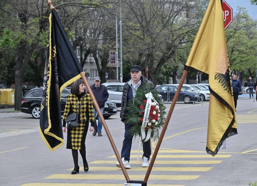 Откриха паметника на Динко Дерменджиев пред стадион Христо Ботев1