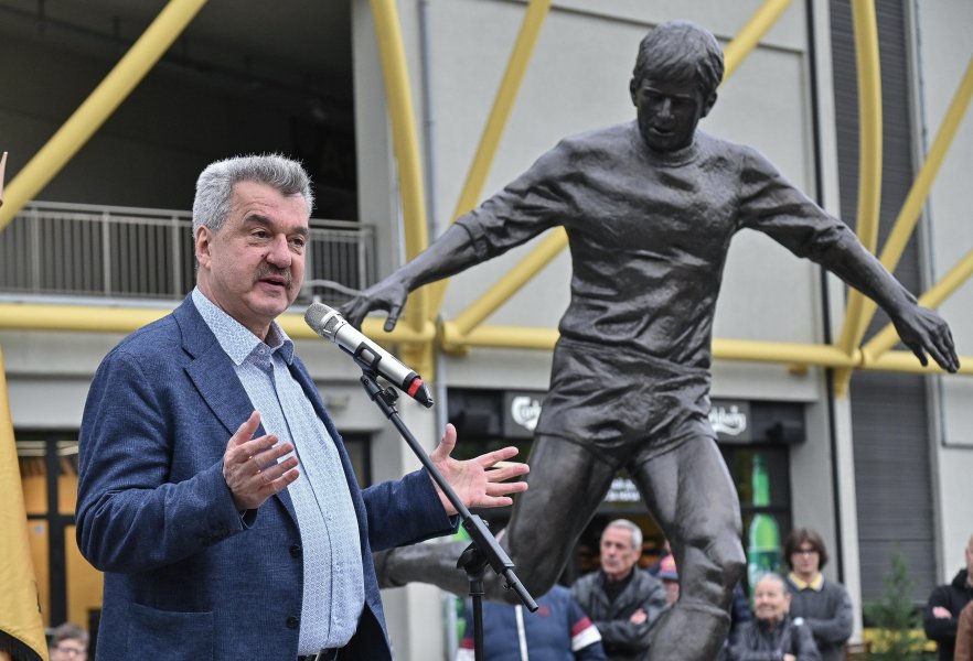 Откриха паметника на Динко Дерменджиев пред стадион Христо Ботев1