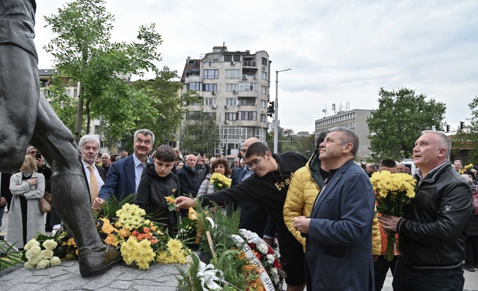 Откриха паметника на Динко Дерменджиев пред стадион Христо Ботев1