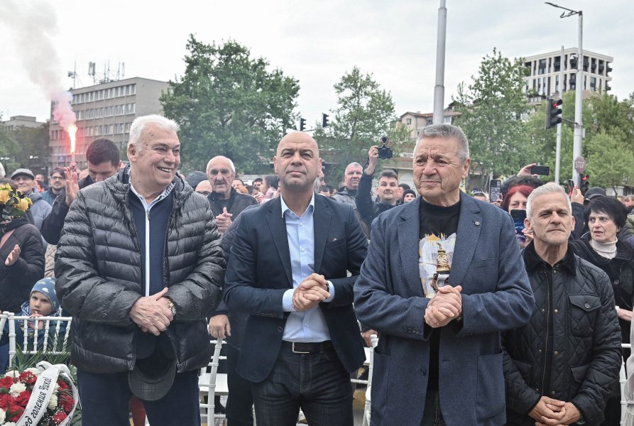 Откриха паметника на Динко Дерменджиев пред стадион Христо Ботев1