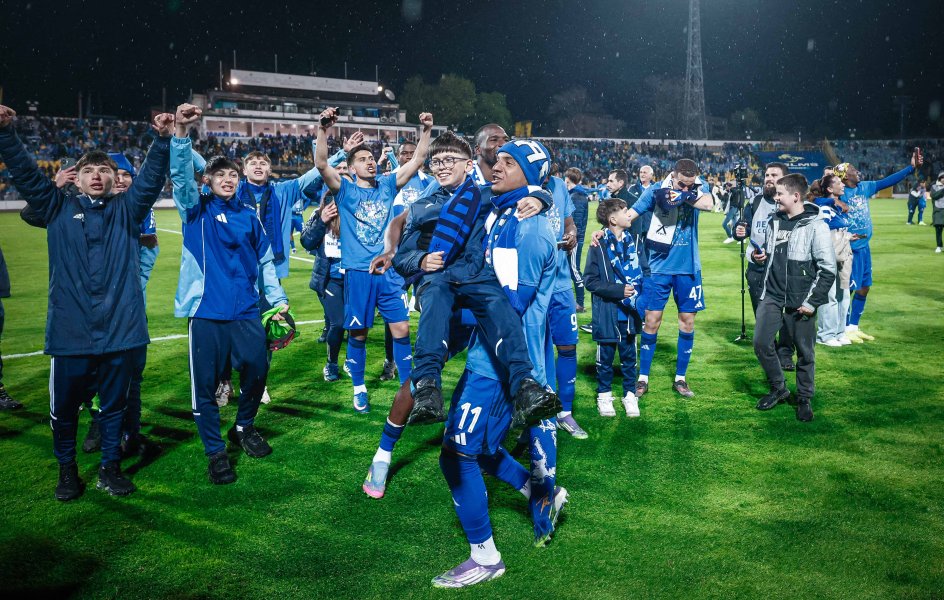 Лудата радост на играчи и фенове на Левски след титлата1