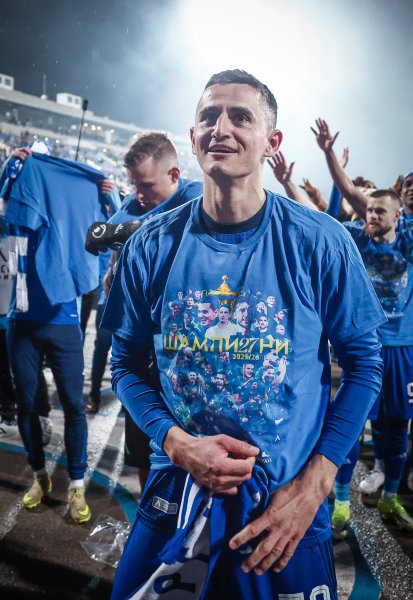 Лудата радост на играчи и фенове на Левски след титлата1