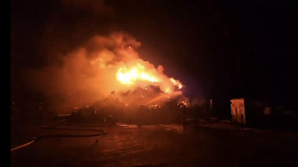 Пожар в база за вторични суровини в Сливен
