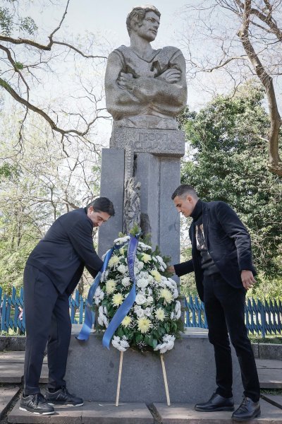 Левски поднесе цветя и венци пред паметника на Георги Аспарухов1