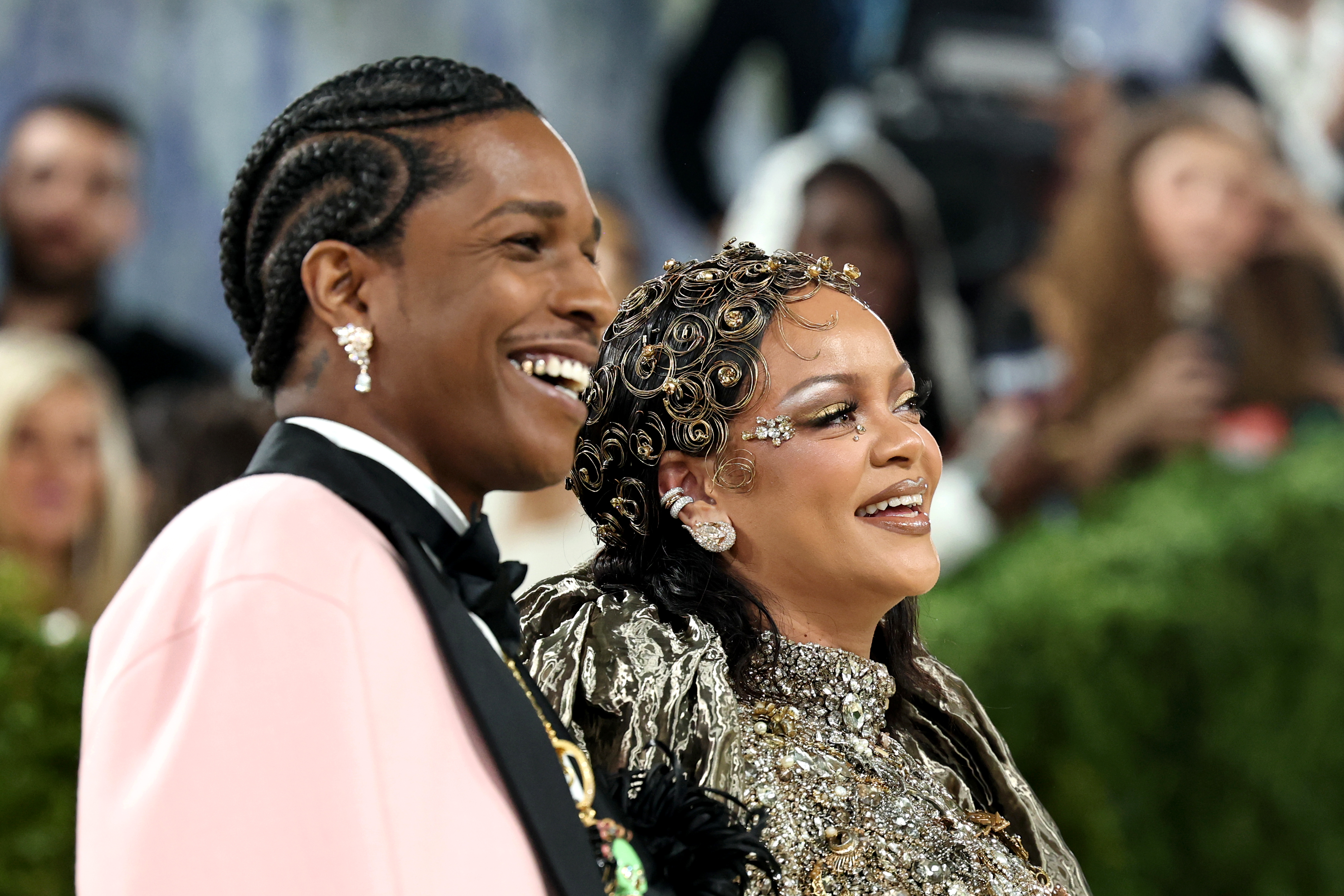 <p>Риана пристига с модно закъснение, придружена от A$AP Rocky.</p>