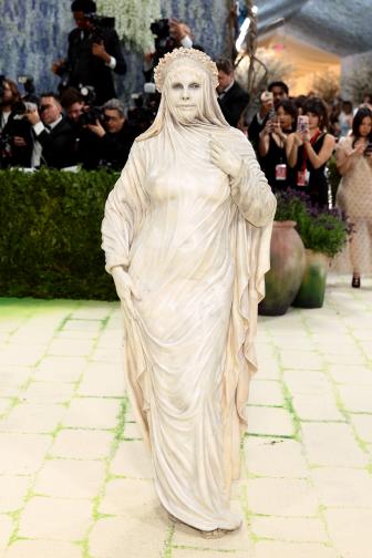 Хайди Клум шокира с артистична мраморна визия на Met Gala