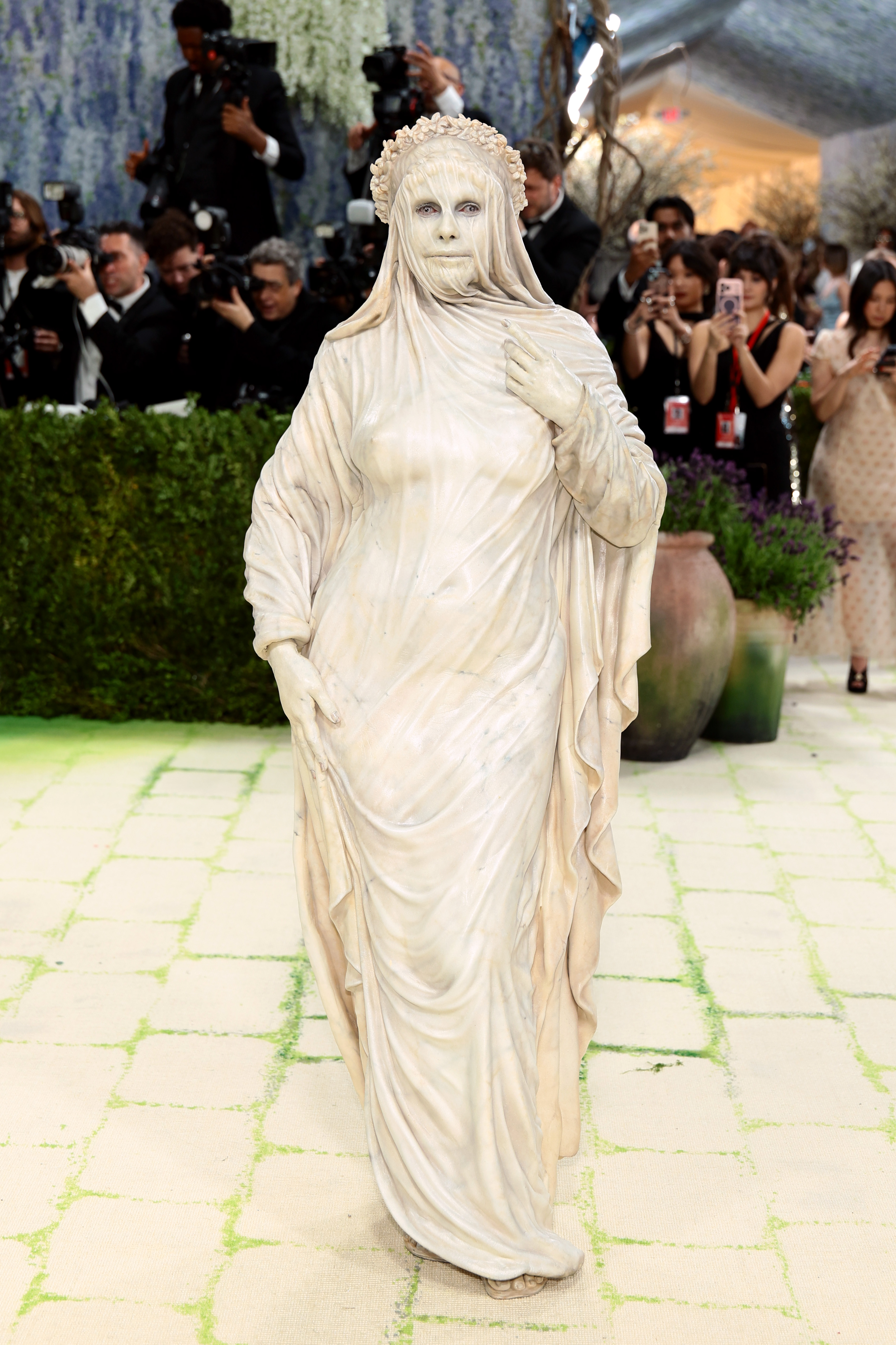 <p>Хайди Клум шокира с артистична мраморна визия на Met Gala.</p>