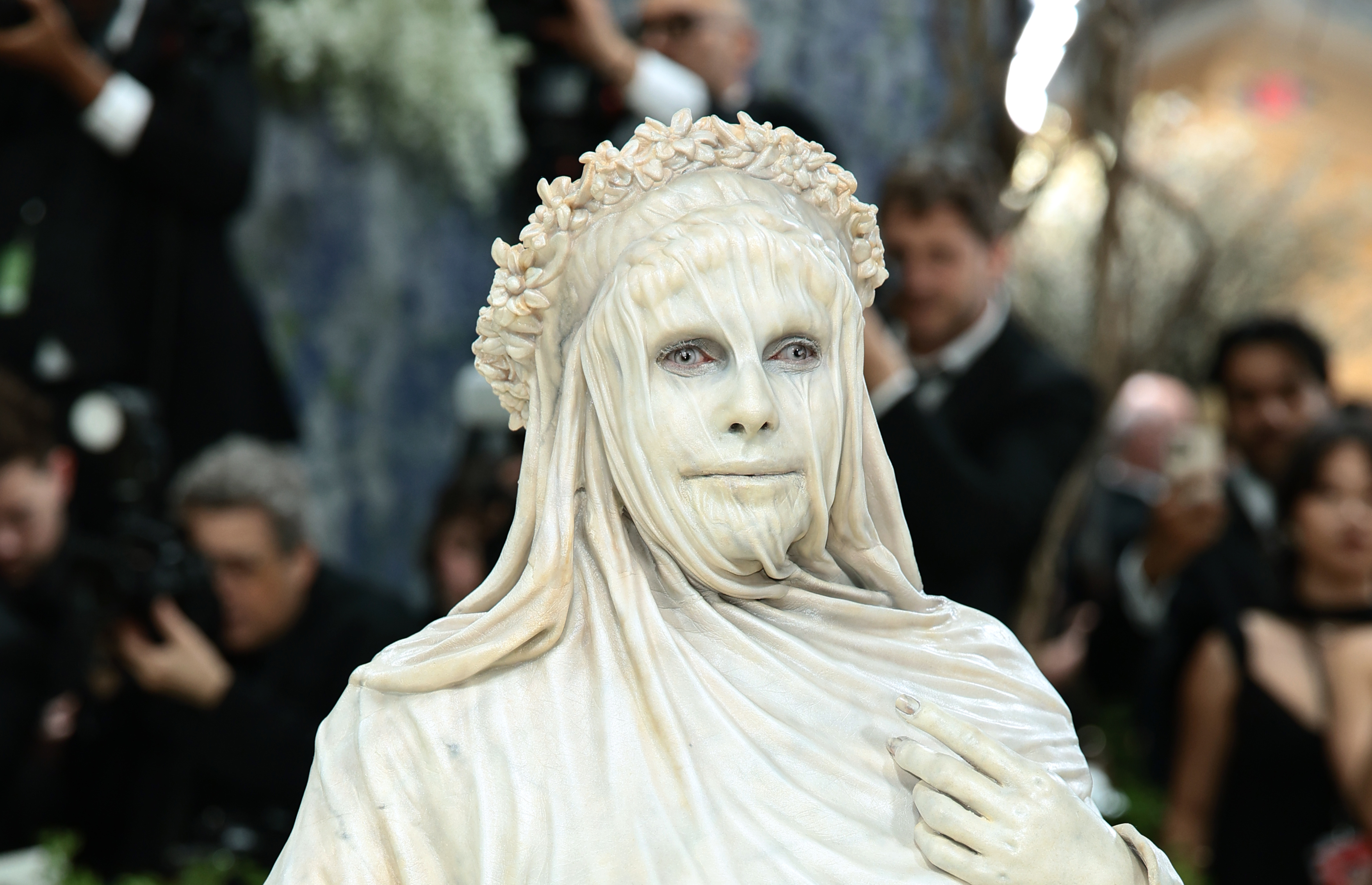 <p>Хайди Клум шокира с артистична мраморна визия на Met Gala.</p>