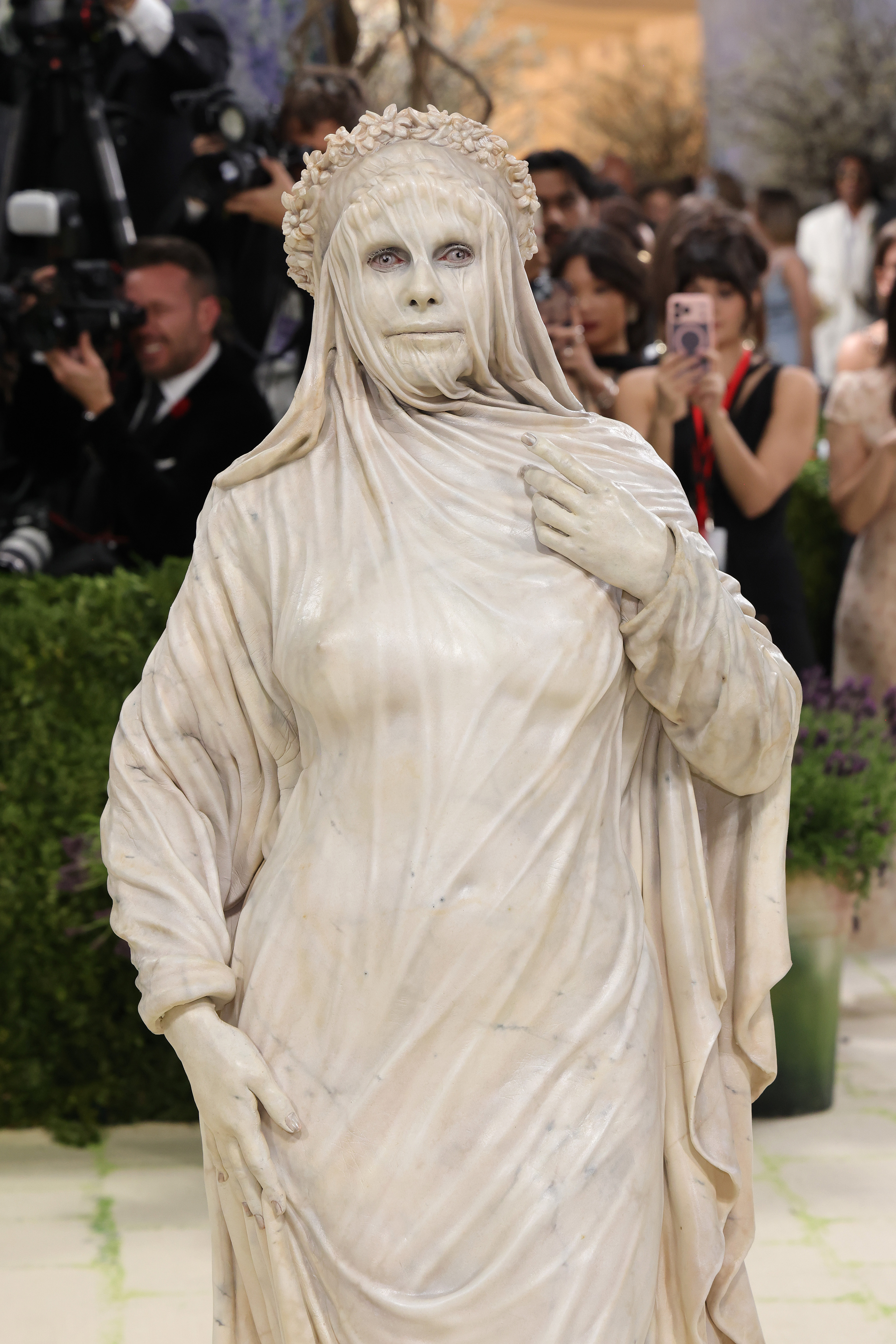 <p>Хайди Клум шокира с артистична мраморна визия на Met Gala.</p>
