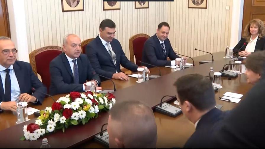 <p>"Прогресивна България" пред президента: Обещаваме край на политическата криза</p>