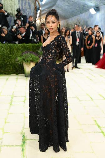Зоуи Кравиц в черна дантела на Met Gala на фона