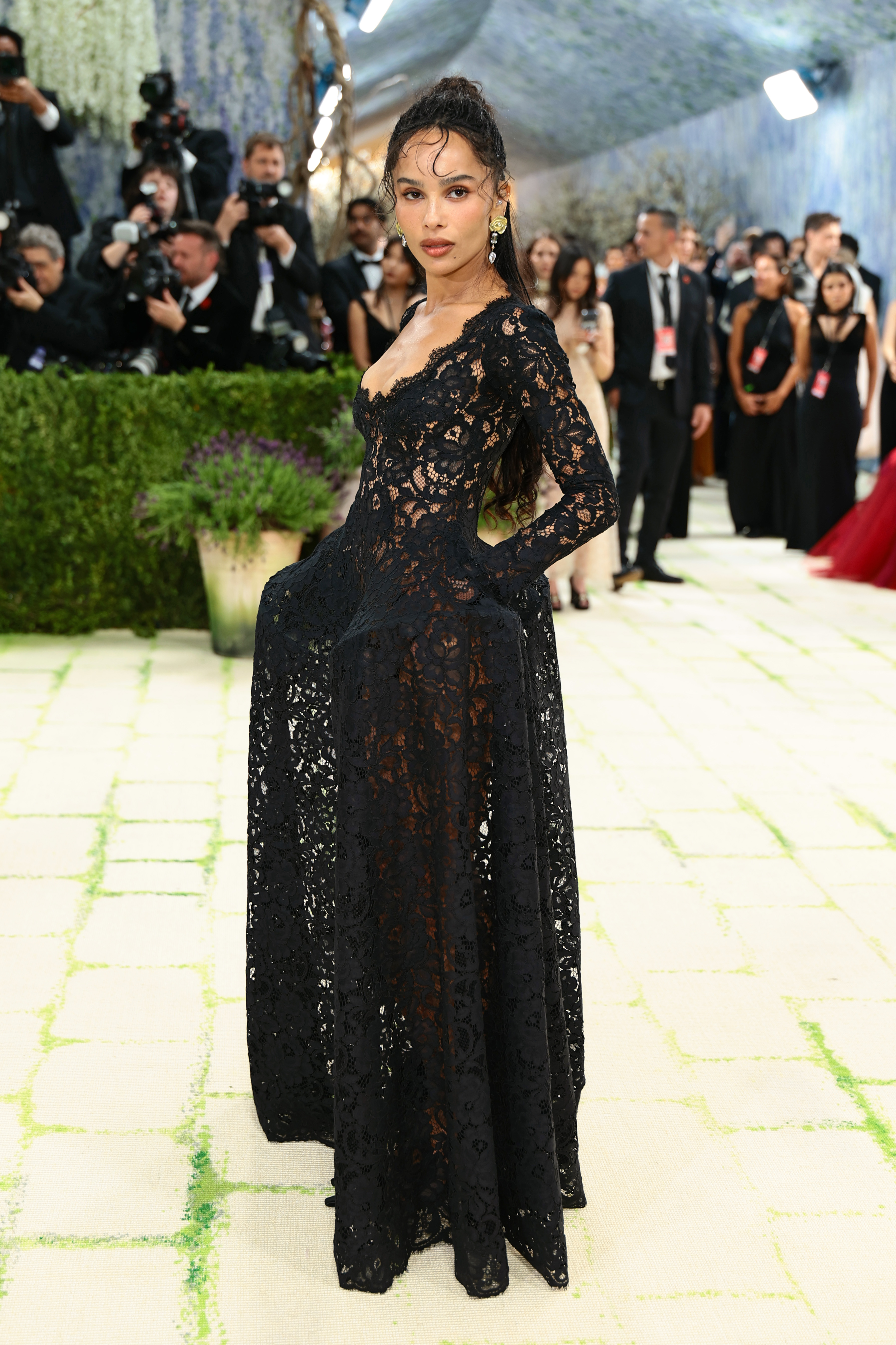 Зоуи Кравиц в черна дантела на Met Gala на фона на слухове за годеж.