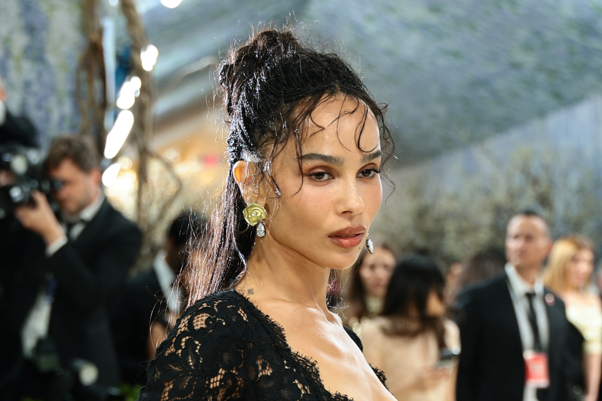 Зоуи Кравиц в черна дантела на Met Gala на фона на слухове за годеж.