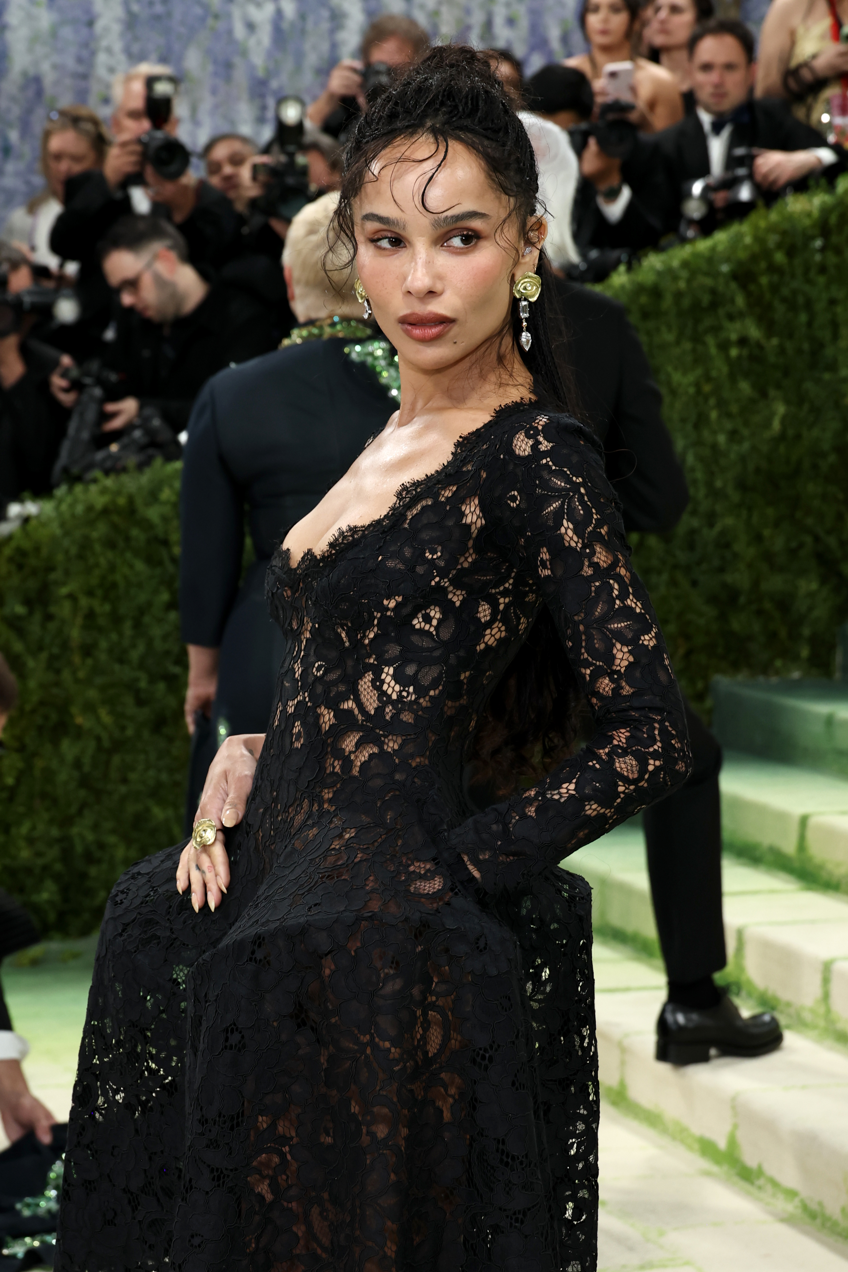 Зоуи Кравиц в черна дантела на Met Gala на фона на слухове за годеж.
