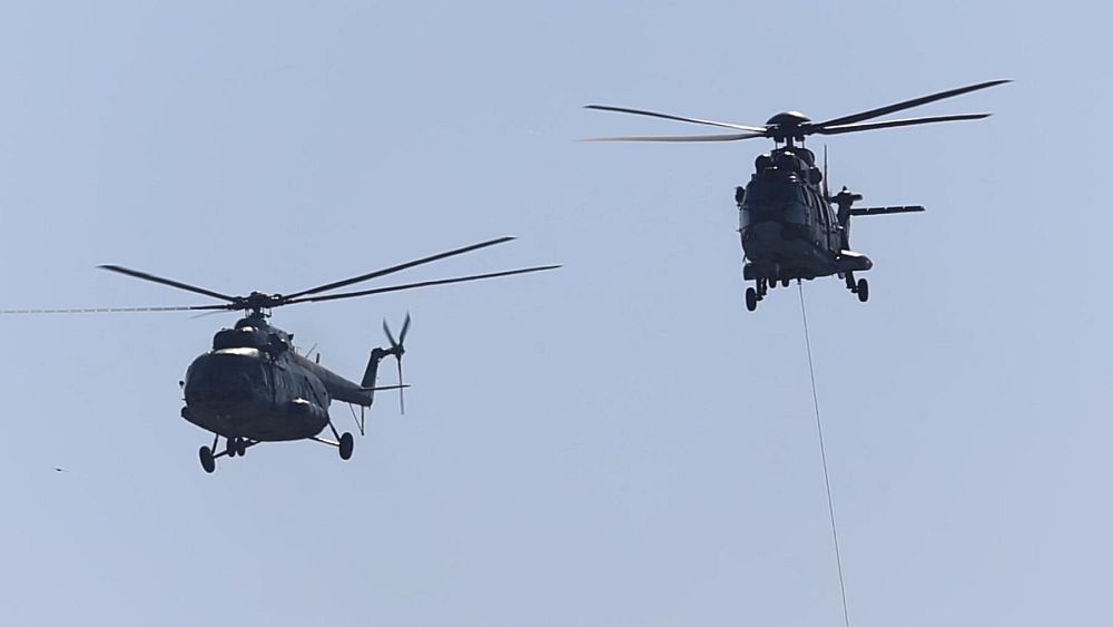 <p>Военни самолети и вертолети прелетяха над София по време на генералната репетиция за утрешния празник на Българската армия.</p>