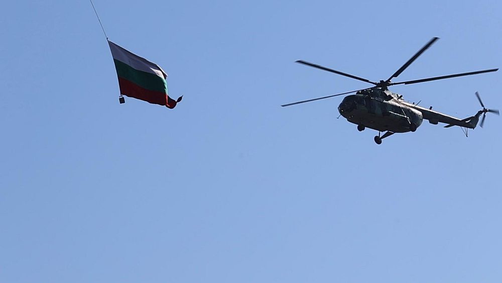 <p>Военни самолети и вертолети прелетяха над София по време на генералната репетиция за утрешния празник на Българската армия.</p>