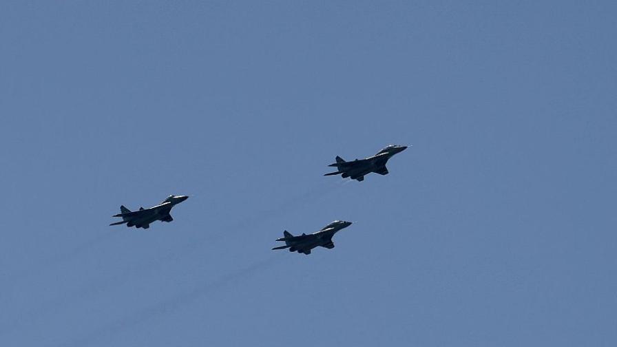 <p>Военни самолети&nbsp;в небето над София днес</p>