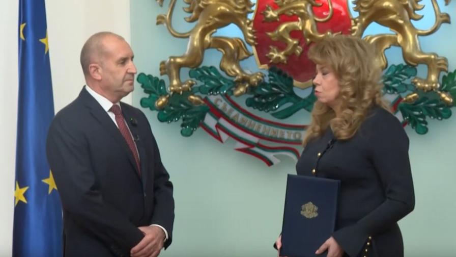 Илияна Йотова връчи първия мандат на...
