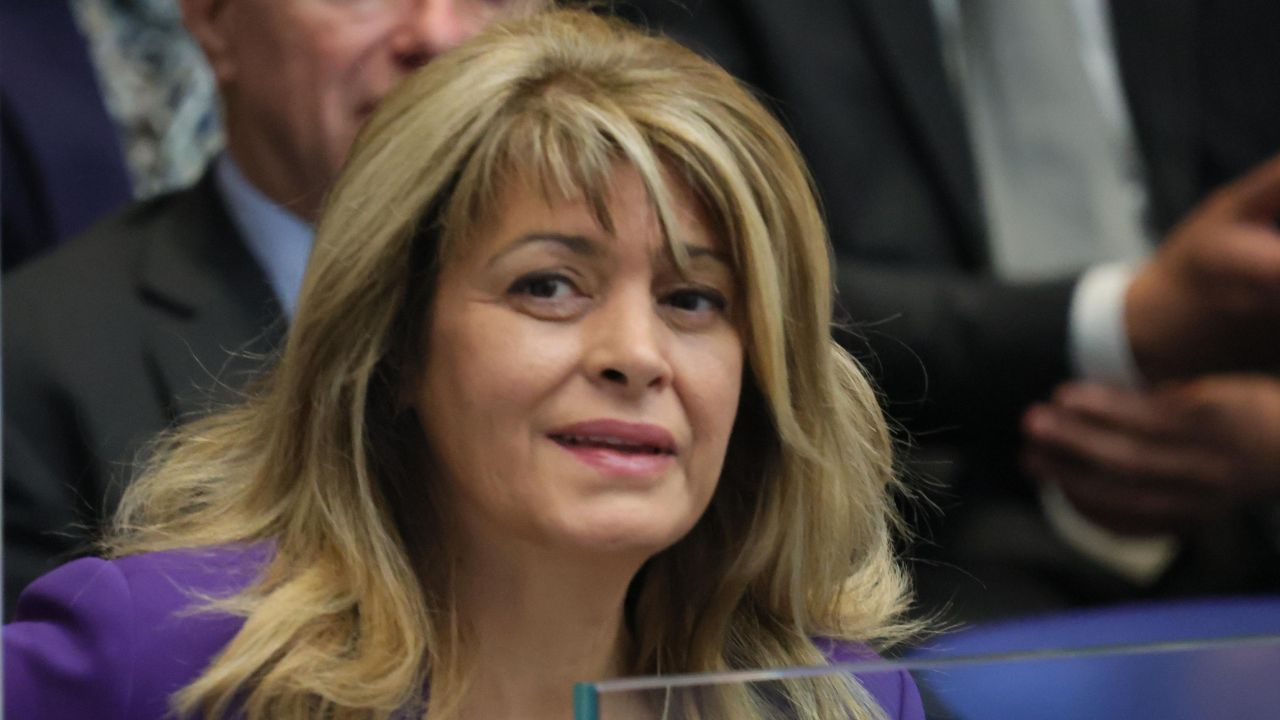<p>Политическият шик на Десислава Радева &ndash; детайли от знаковия лилав костюм в парламента</p>