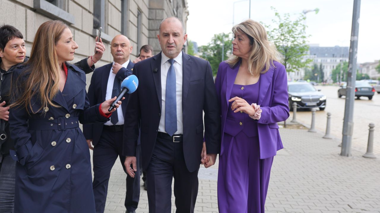 <p>Политическият шик на Десислава Радева &ndash; детайли от знаковия лилав костюм в парламента</p>