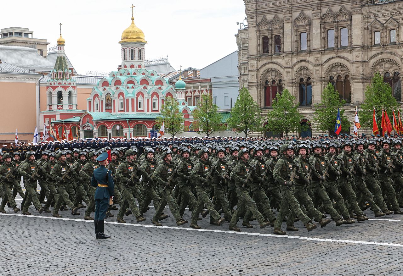 <p>Тази година, за първи път от близо две десетилетия, парадът в Москва се проведе без танкове, ракети и други тежки оръжия, с изключение на традиционния прелет на бойни самолети. Съветският съюз загуби 27 милиона души през 1941-45 г. в това, което нарича Великата отечествена война.</p>