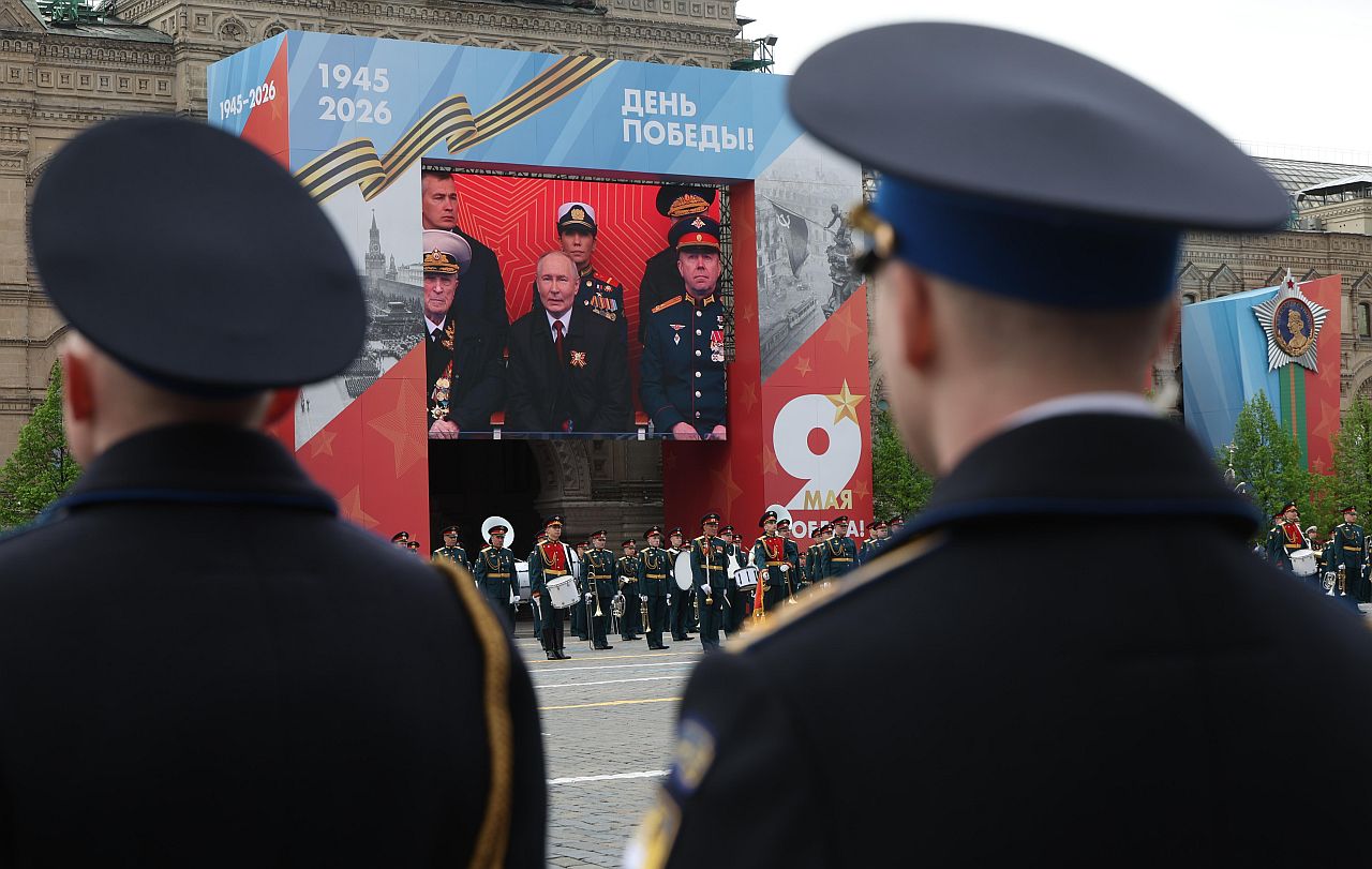 <p>Тази година, за първи път от близо две десетилетия, парадът в Москва се проведе без танкове, ракети и други тежки оръжия, с изключение на традиционния прелет на бойни самолети. Съветският съюз загуби 27 милиона души през 1941-45 г. в това, което нарича Великата отечествена война.</p>