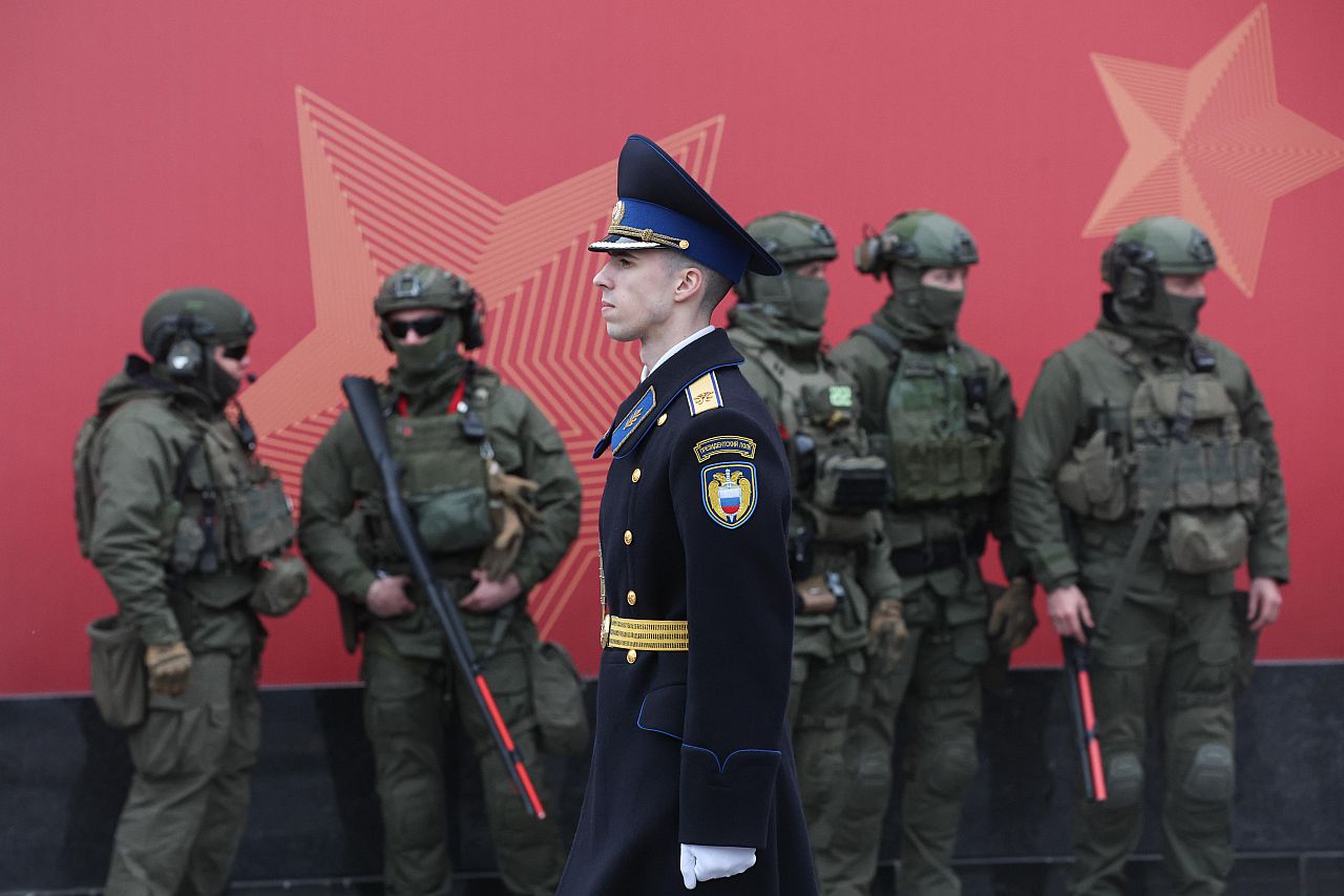 <p>Тази година, за първи път от близо две десетилетия, парадът в Москва се проведе без танкове, ракети и други тежки оръжия, с изключение на традиционния прелет на бойни самолети. Съветският съюз загуби 27 милиона души през 1941-45 г. в това, което нарича Великата отечествена война.</p>