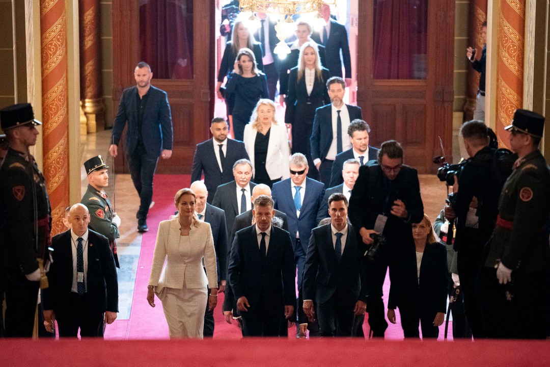 <p>Дясноцентристкият лидер Петер Мадяр положи клетва като премиер на Унгария днес, предаде Ройтерс. Той дойде на власт с обещания за промяна след години на икономическа стагнация и обтегнати отношения с ключови съюзници при предшественика му Виктор Орбан, който управлява страната през последните 16 години.</p>