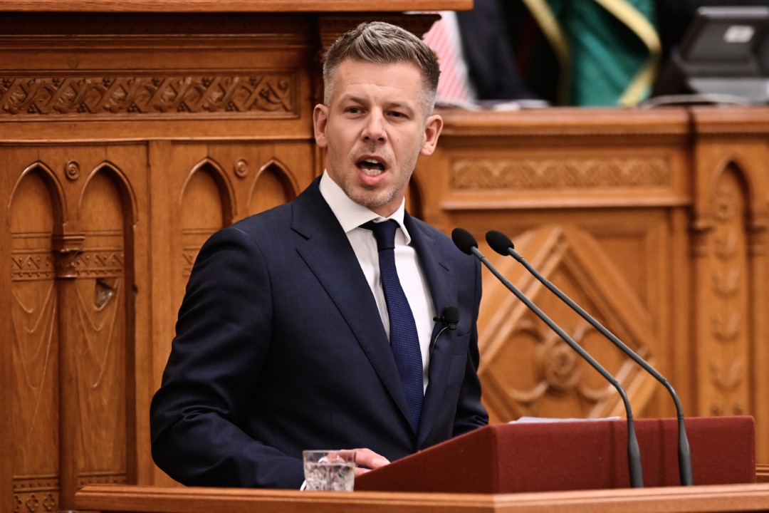 <p>Дясноцентристкият лидер Петер Мадяр положи клетва като премиер на Унгария днес, предаде Ройтерс. Той дойде на власт с обещания за промяна след години на икономическа стагнация и обтегнати отношения с ключови съюзници при предшественика му Виктор Орбан, който управлява страната през последните 16 години.</p>