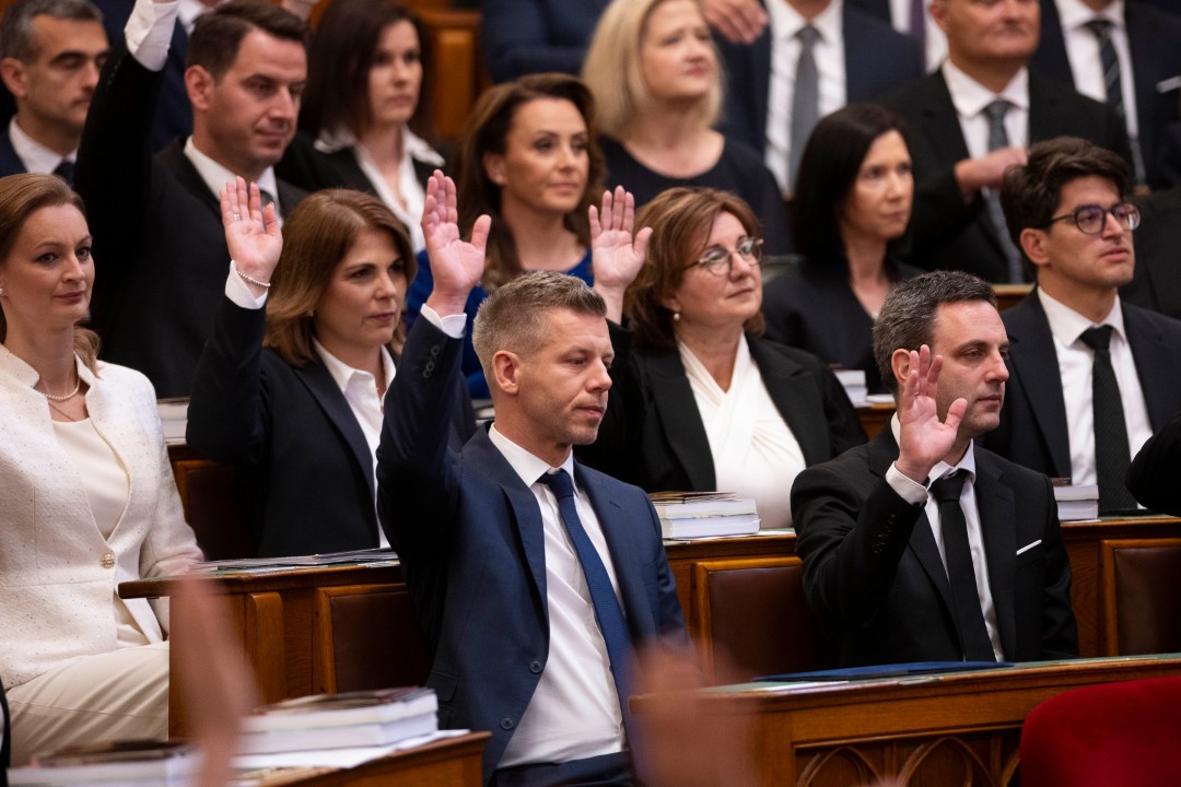 <p>Дясноцентристкият лидер Петер Мадяр положи клетва като премиер на Унгария днес, предаде Ройтерс. Той дойде на власт с обещания за промяна след години на икономическа стагнация и обтегнати отношения с ключови съюзници при предшественика му Виктор Орбан, който управлява страната през последните 16 години.</p>