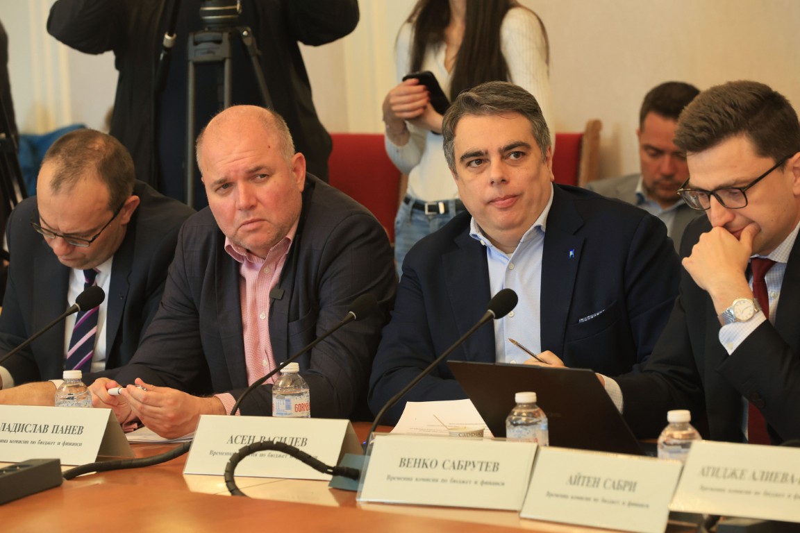 Асен Василев остро критикува плана на „Прогресивна България“ за цените