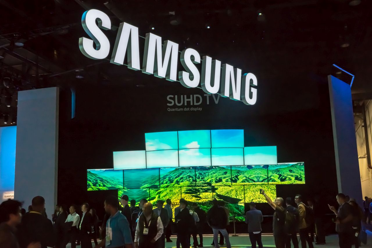 Samsung отхвърля твърденията на Дуа Липа за неправомерно използване на лика на певицата
