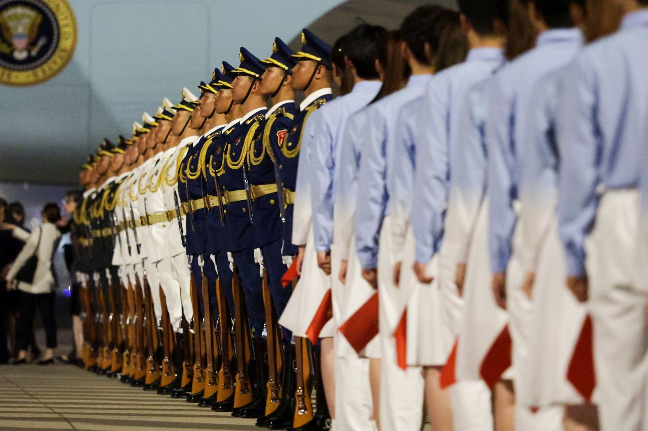 <p>Американският президент Доналд Тръмп бе посрещнат с червен килим, почетен караул и стотици деца на летището в Пекин при пристигането си за историческата среща на върха със Си Дзинпин.</p>