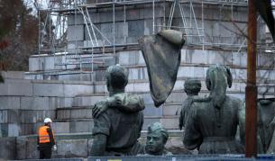 Общината ще придобие фигурите от Паметника на Съветската армия