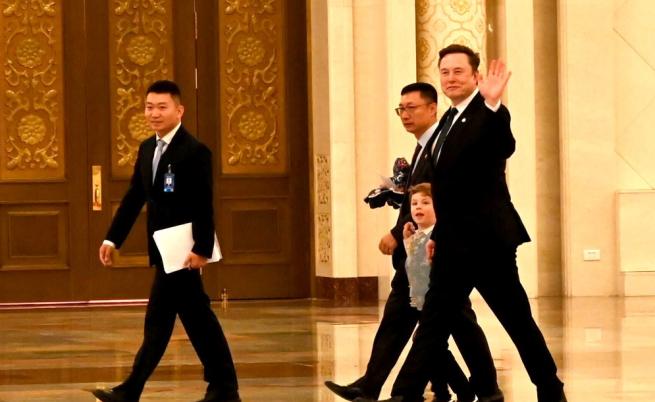 Илон Мъск доведе сина си X Æ A-Xii на срещата на Тръмп и Си Дзинпин в Пекин