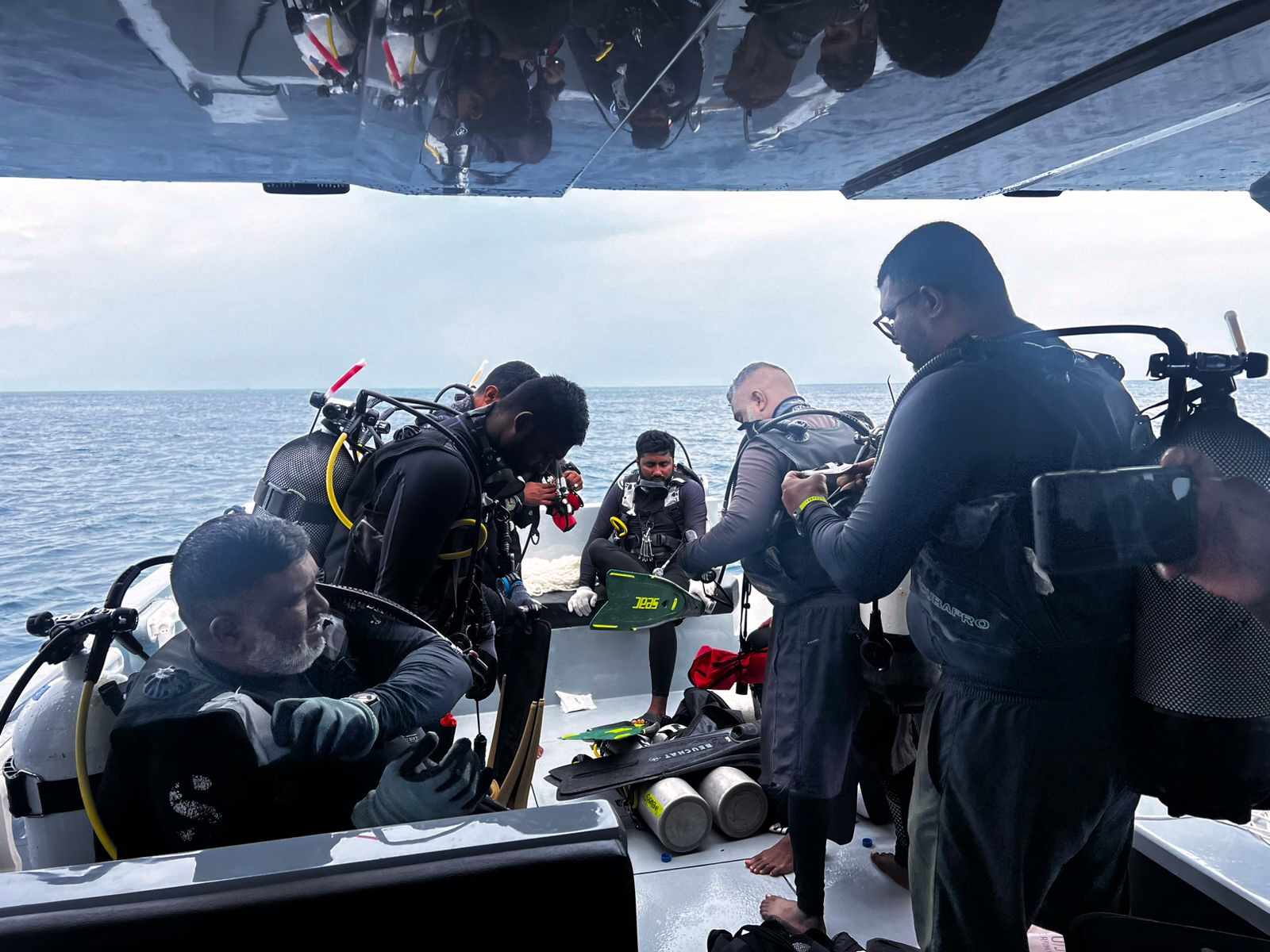 Продължава издирването на телата на туристите, загинали на Малдивите