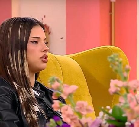 Победителката в Евровизия Дара беше посрещната тържествено от десетки фенове и