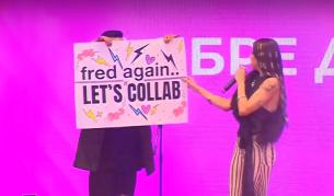 Кой е fred again и защо Дара "вербува" цяла София за колаборация с него