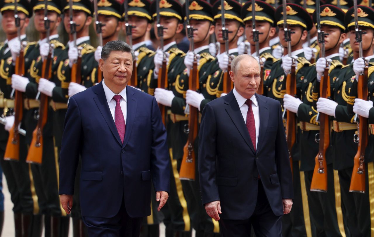 <p>Президентът на Русия Владимир Путин пристигна на официално посещение в Пекин и беше посрещнат лично от китайския президент Си Дзинпин. Си посрещна своя гост на площада, където беше строена почетна гвардия. Путин пристигна със своя автомобил &bdquo;Аурус&ldquo;.</p>