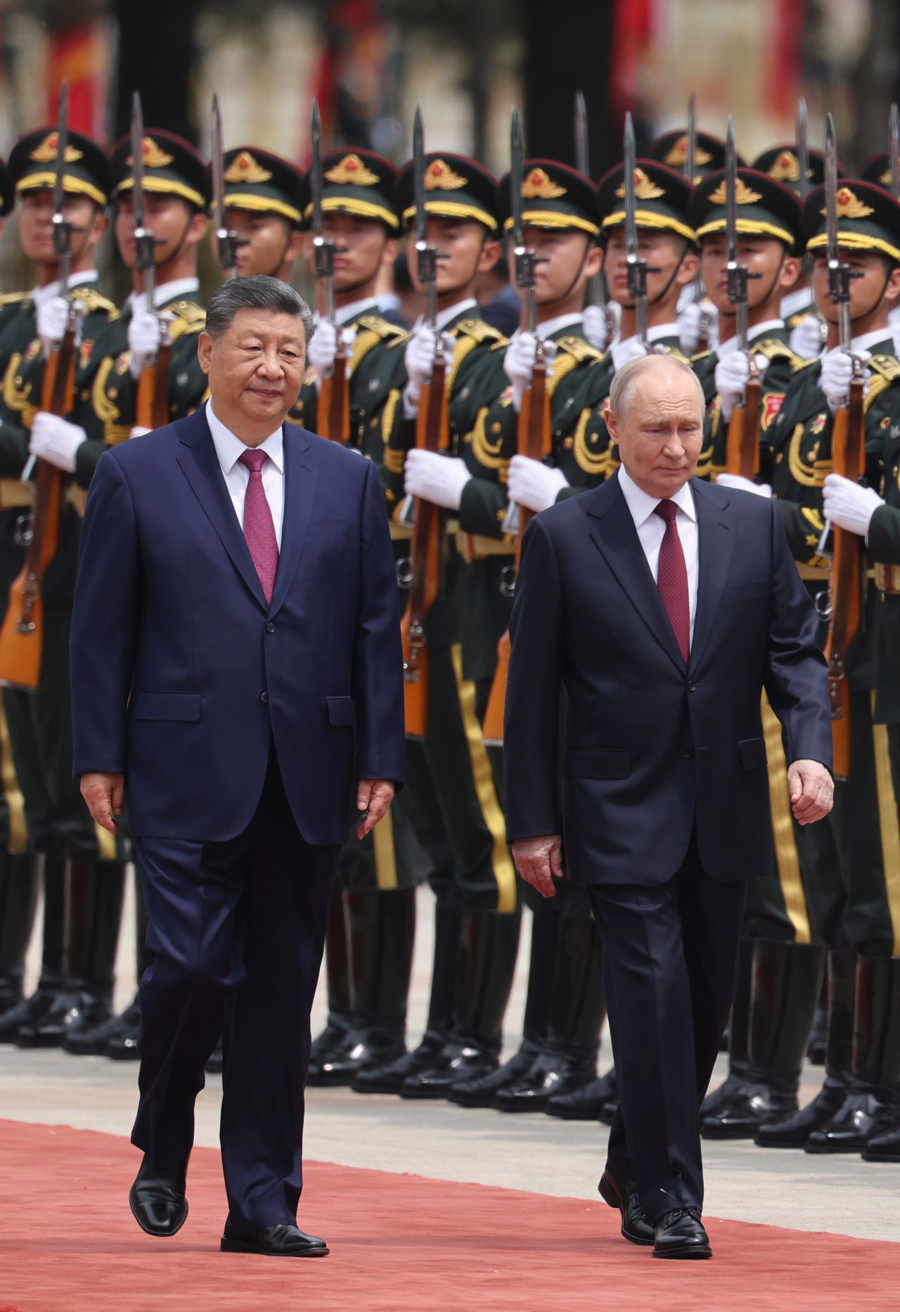 <p>Президентът на Русия Владимир Путин пристигна на официално посещение в Пекин и беше посрещнат лично от китайския президент Си Дзинпин. Си посрещна своя гост на площада, където беше строена почетна гвардия. Путин пристигна със своя автомобил &bdquo;Аурус&ldquo;.</p>