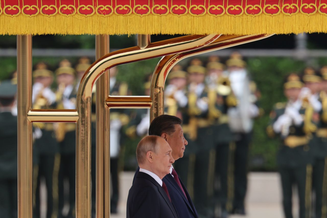 <p>Президентът на Русия Владимир Путин пристигна на официално посещение в Пекин и беше посрещнат лично от китайския президент Си Дзинпин. Си посрещна своя гост на площада, където беше строена почетна гвардия. Путин пристигна със своя автомобил &bdquo;Аурус&ldquo;.</p>
