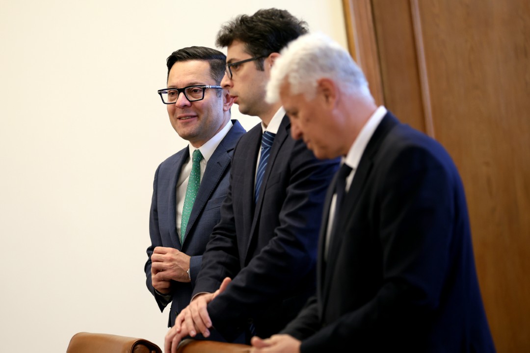 <p>Както вече обявихме, започваме административна реформа с две ясни цели &ndash; повишаване на ефективността и свиване на разходите. Искам ясно да заявя, че няма да има масови уволнения, които водят до загуба на административен капацитет и до правни рискове. Това заяви премиерът Румен Радев в началото на днешното правителствено заседание.</p>