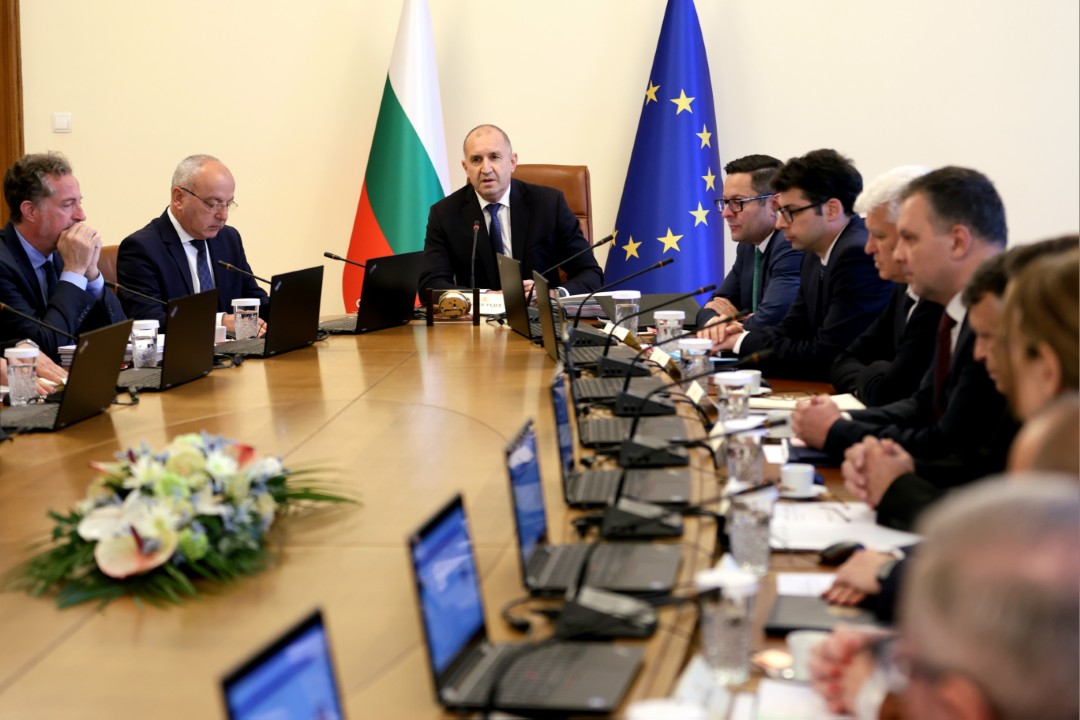 <p>Както вече обявихме, започваме административна реформа с две ясни цели &ndash; повишаване на ефективността и свиване на разходите. Искам ясно да заявя, че няма да има масови уволнения, които водят до загуба на административен капацитет и до правни рискове. Това заяви премиерът Румен Радев в началото на днешното правителствено заседание.</p>