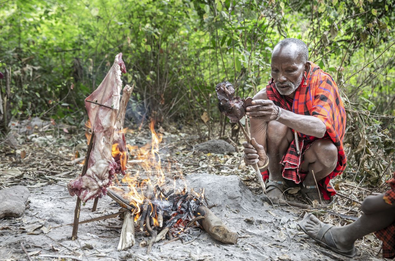 <p><strong>2. Консумация на &bdquo;местен деликатес&ldquo;, ако той е дивечово месо (bushmeat)</strong></p>

<p>&bdquo;Яденето на месо от маймуна,&nbsp;прилеп, гризач или друго диво животно не е културна смелост; то е зоонозна рулетка&ldquo;, казва Куей, визирайки болестите, които се предават от животни на хора.&nbsp;Често се консумира сурово или съвсем леко обработено чрез опушване, сушене или осоляване, което излага хората на риск от Ебола, ХИВ, антракс и маймунска шарка.</p>