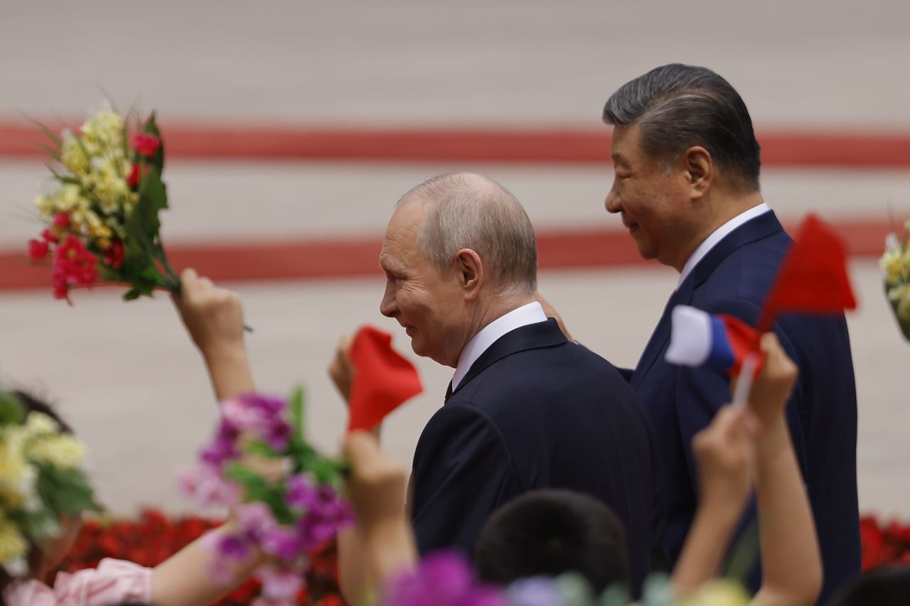 <p>Президентът на Русия Владимир Путин пристигна на официално посещение в Пекин и беше посрещнат лично от китайския президент Си Дзинпин. Си посрещна своя гост на площада, където беше строена почетна гвардия. Путин пристигна със своя автомобил &bdquo;Аурус&ldquo;.</p>