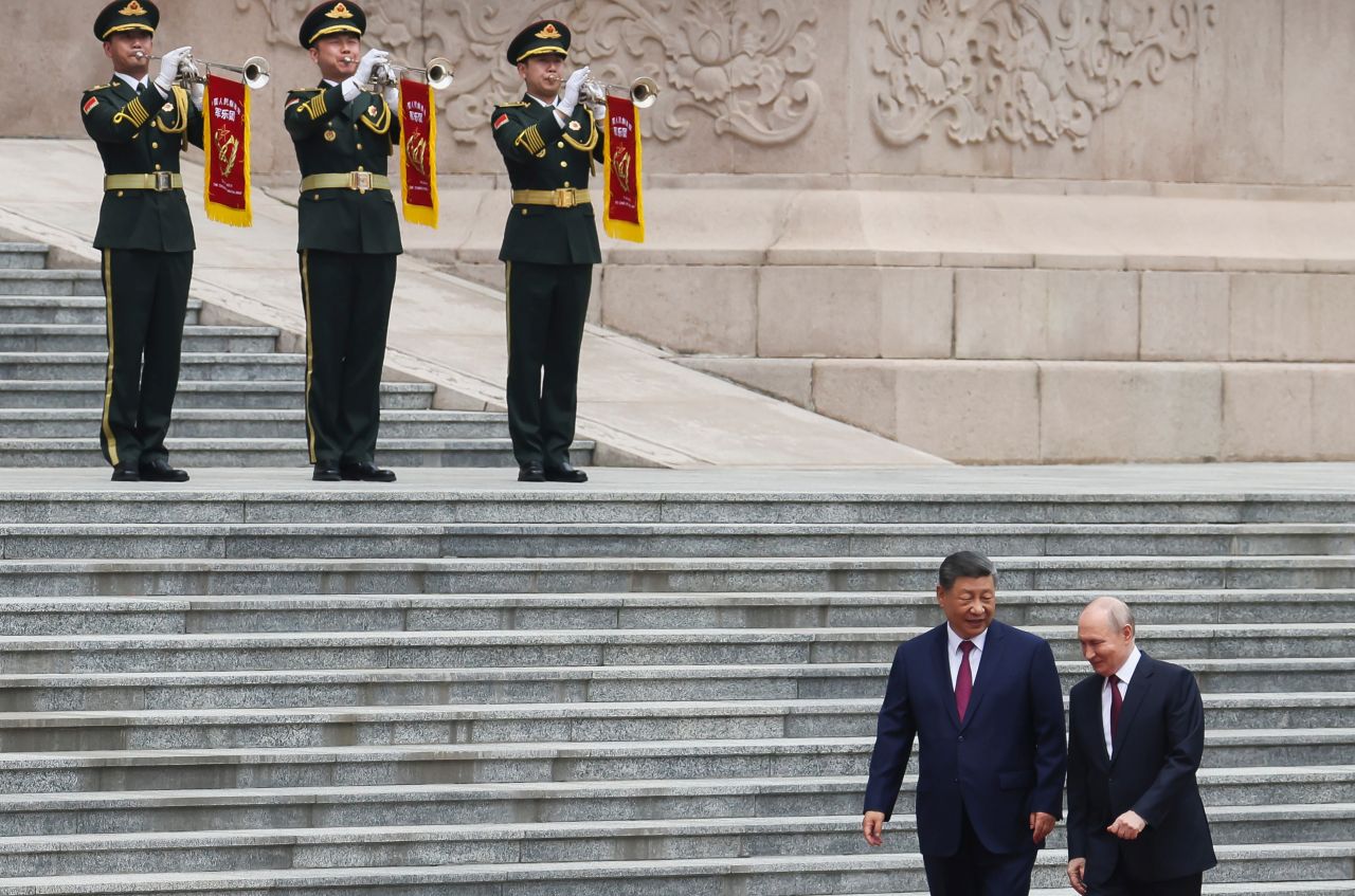 <p>Президентът на Русия Владимир Путин пристигна на официално посещение в Пекин и беше посрещнат лично от китайския президент Си Дзинпин. Си посрещна своя гост на площада, където беше строена почетна гвардия. Путин пристигна със своя автомобил &bdquo;Аурус&ldquo;.</p>