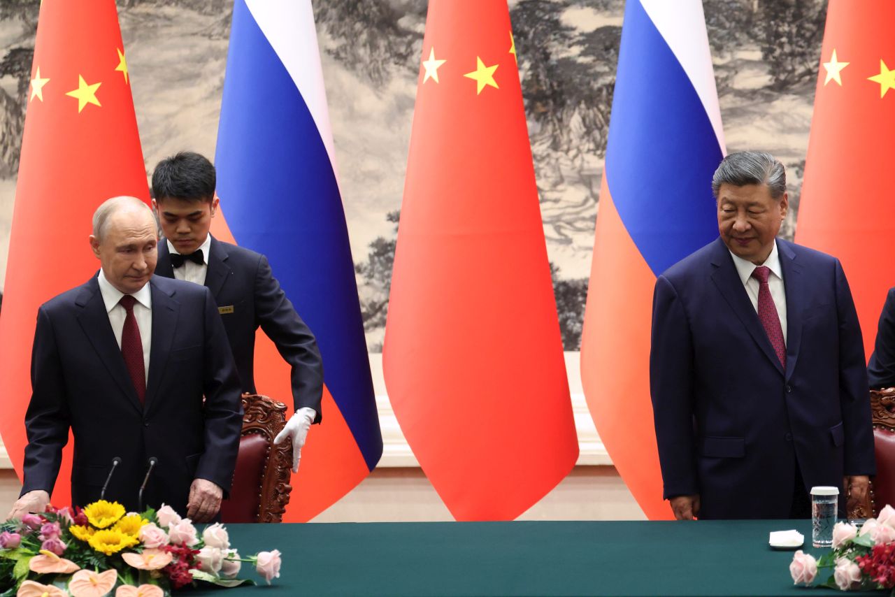 <p>Президентът на Русия Владимир Путин пристигна на официално посещение в Пекин и беше посрещнат лично от китайския президент Си Дзинпин. Си посрещна своя гост на площада, където беше строена почетна гвардия. Путин пристигна със своя автомобил &bdquo;Аурус&ldquo;.</p>