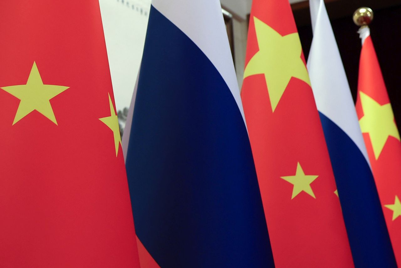 <p>Президентът на Русия Владимир Путин пристигна на официално посещение в Пекин и беше посрещнат лично от китайския президент Си Дзинпин. Си посрещна своя гост на площада, където беше строена почетна гвардия. Путин пристигна със своя автомобил &bdquo;Аурус&ldquo;.</p>